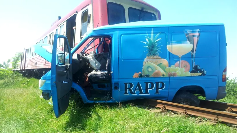Un microbuz lovit de tren în Timișoara. Șoferul, în stare gravă la spital. GALERIE FOTO