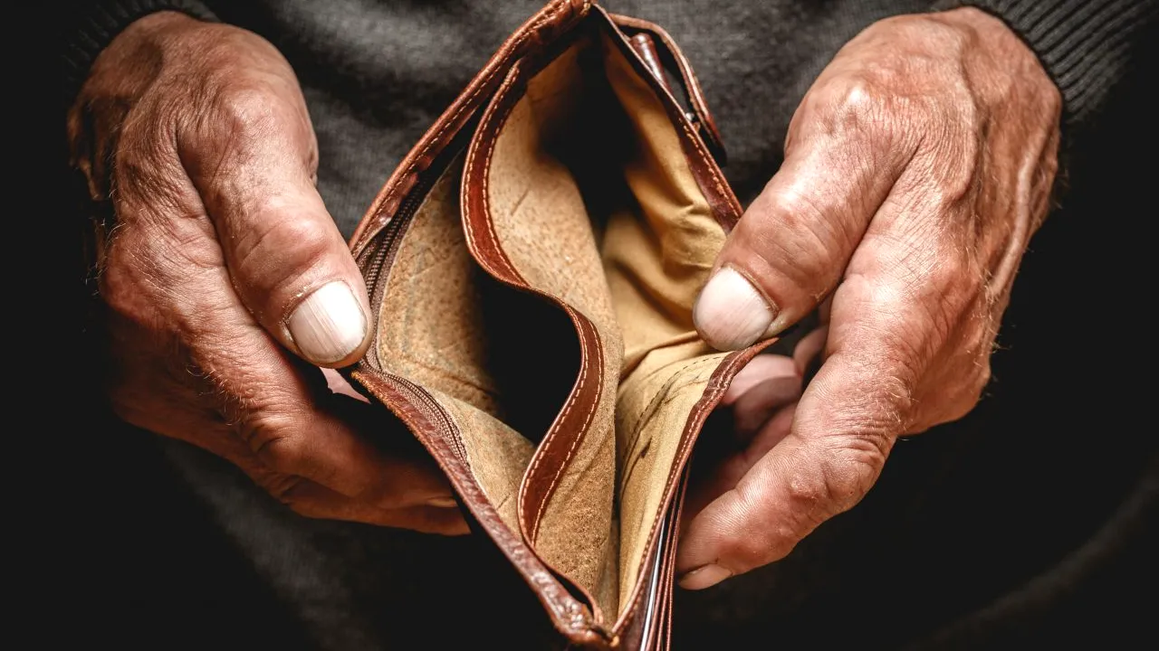 Pensia medie a românilor a scăzut în mod real cu aproape 6% în al doilea trimestru al anului. Peste 1,15 milioane de români primesc 1.000 de lei pe lună