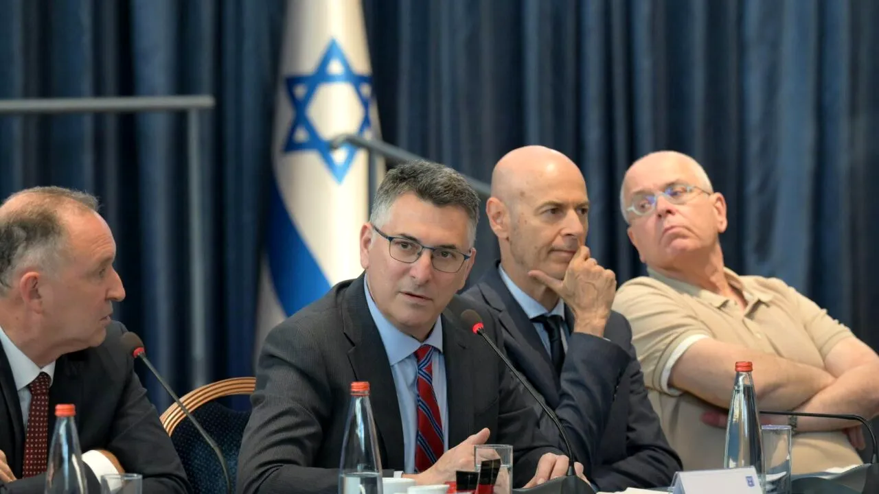 Israelul închide consulatul britanic din Ierusalim, după ce Londra a impus sancțiuni împotriva coloniilor din Cisiordania. 12 oficiali din Regat au interdicție de intrare pe teritoriul statului evreu