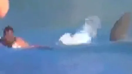 Farsă macabră. Ce a pățit un bărbat în timp ce înota. VIDEO