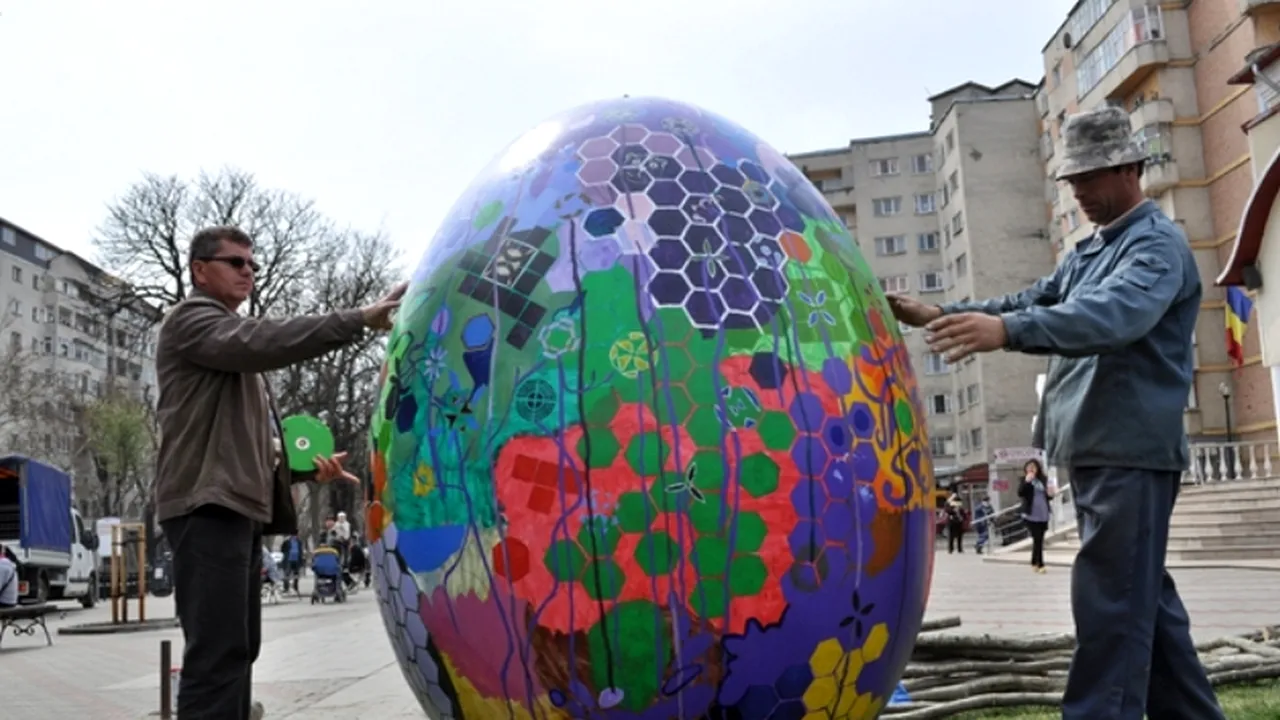 Pentru ca struțul cu potcoava în cioc să nu fie stingher, primăria din Bistrița vrea de Paște trei ouă și cinci mere cu 27.000 de lei