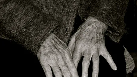 Pensie de 15 lei pe lună pentru o văduvă din Apuseni. Tanti Fica are 76 de ani și la casa ei se poate ajunge doar cu jeep-ul