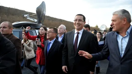 Inaugurare cu cola și fursecuri la km 160 al autostrăzii Cernavodă-Constanța. 