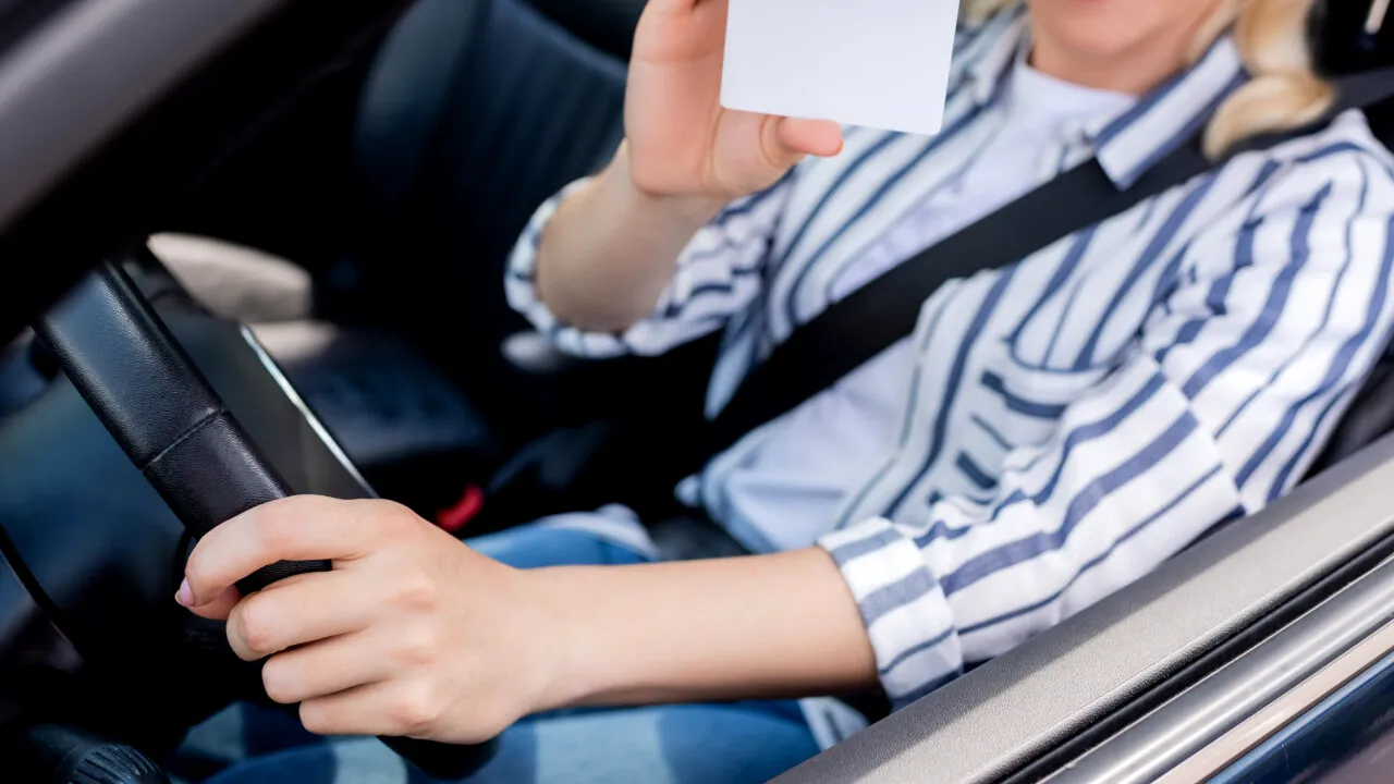 Ce acte sunt necesare pentru schimbarea PERMISULUI auto. Cât este amenda pentru șoferii care omit să își schimbe permisul