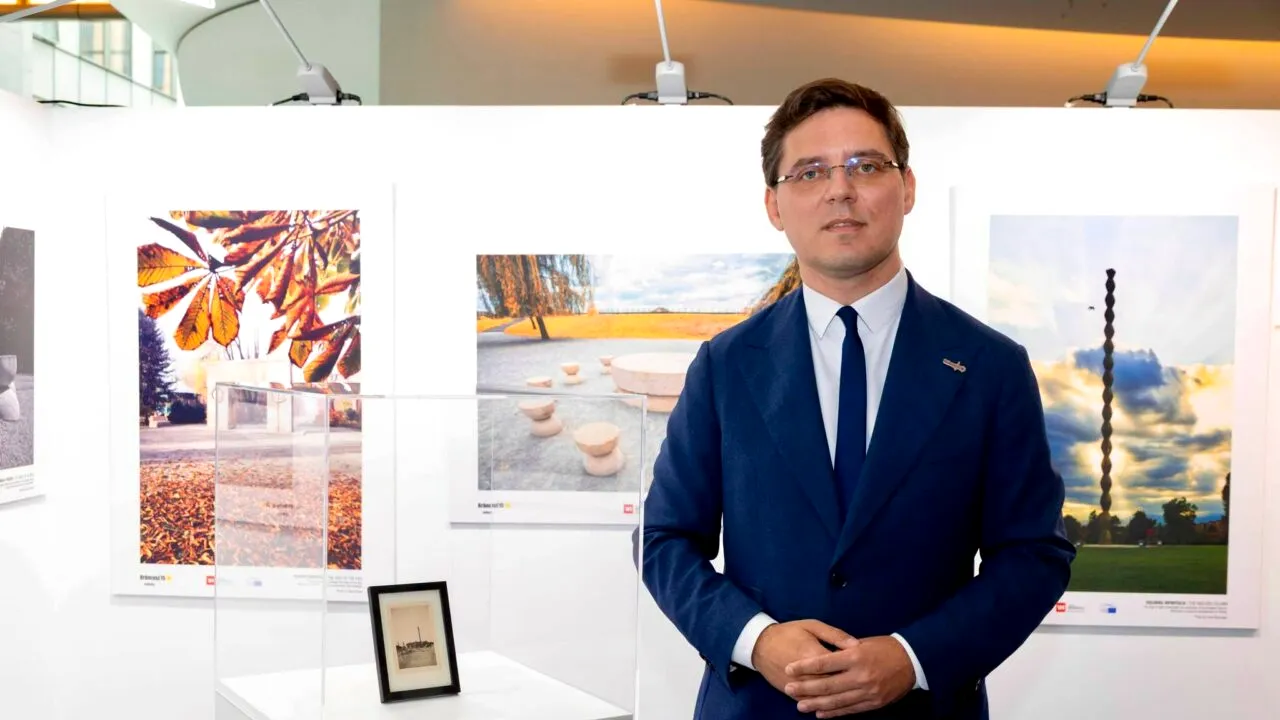 Victor Negrescu a expus operele lui Brâncuși la Parlamentul European. Participanții au „călătorit” virtual până la Târgu-Jiu