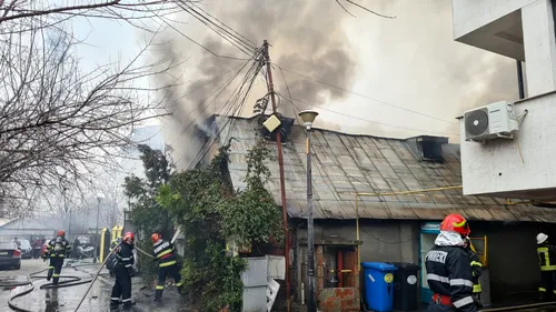 Incendiu puternic la un garaj plin cu anvelope din sectorul 4. Flăcările s-au extins la locuințele din jur, iar pompierii au intervenit cu șase autospeciale (VIDEO)