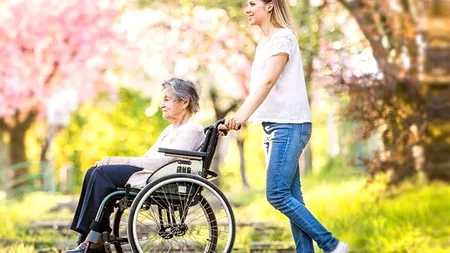 Ce a PĂȚIT o pensionară din Italia după ce a angajat o badantă româncă. Camerele de supraveghere au prins-o în fapt!