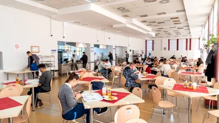 Studenții din Iași care lucrează câteva ore pe zi în cantină pentru o bursă și o masă caldă. La ce sumă se ridică bursa