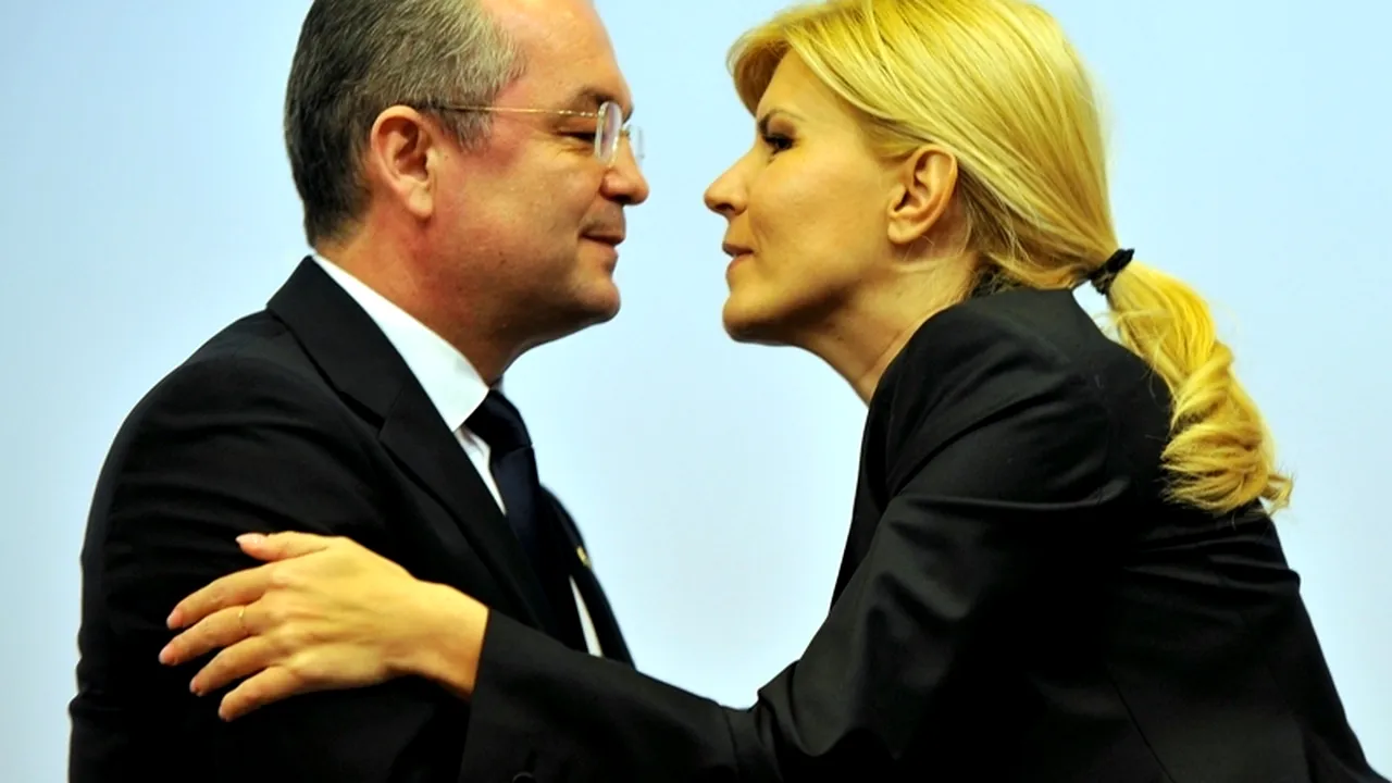 Udrea și Boc au băut lapte românesc în fața ziariștilor, acuzând Guvernul de iresponsabilitate