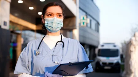 Trei pacienți infectați cu COVID-19, transferați în Polonia