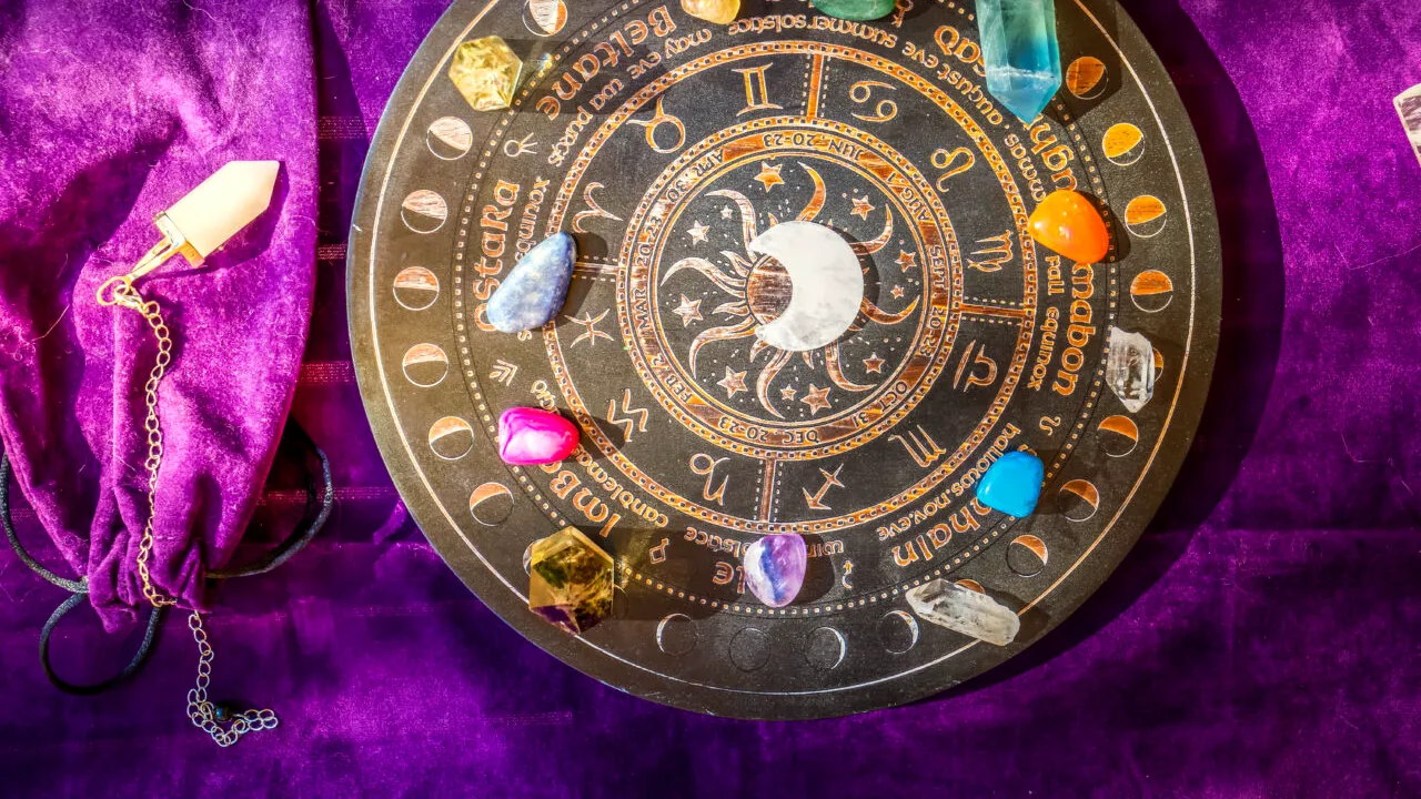 Horoscop bani decembrie 2025. Zodiile care economisesc și cele care rămân fără un leu la final de an