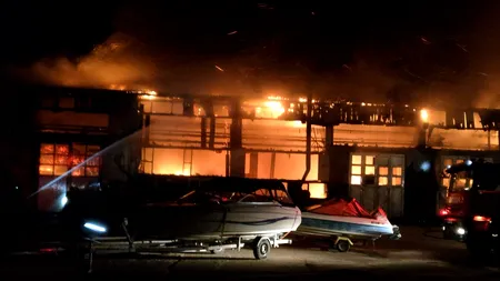 Incendiu violent la societatea de transport public din Tulcea. Jumătate din autobuze au ars. FOTO și VIDEO