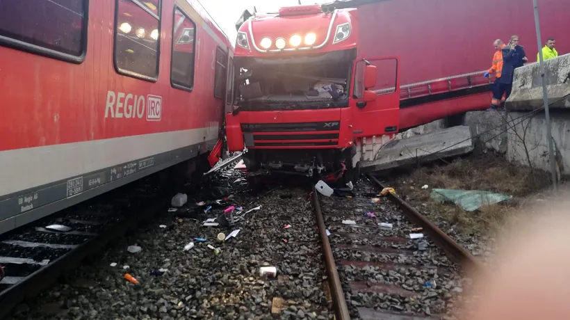 ACCIDENT. TIR răsturnat pe calea ferată și lovit apoi de tren, între Cluj-Napoca și Oradea