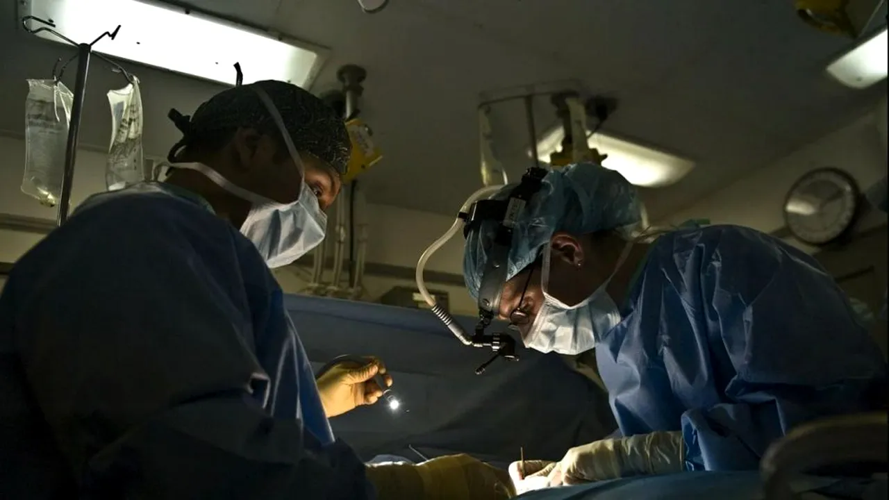 Încă un fals medic estetician! Doctorița care le promitea tinerelor „elixirul frumuseții”, ridicată de Poliție! (SURSE)