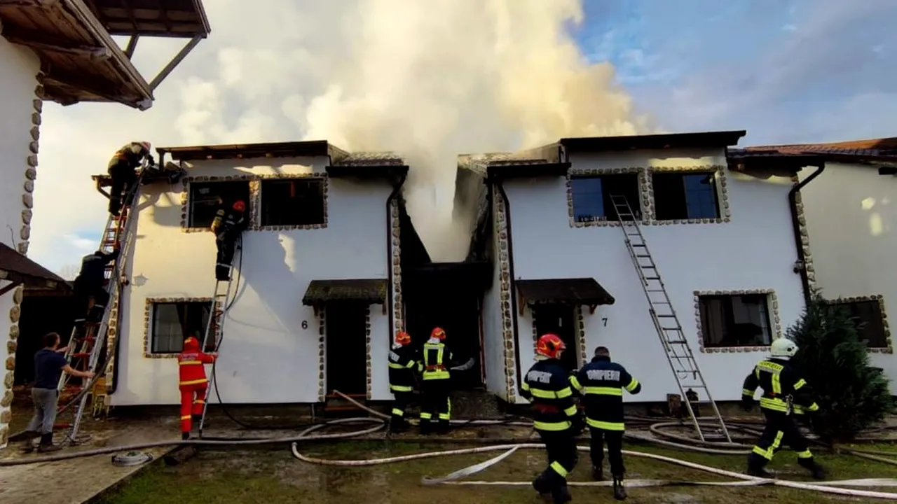 Incendiu la un complex turistic din Sibiu: Zeci de turiști evacuați! - FOTO