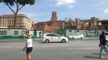 Cum transportă un bărbat o canapea pe străzile din Roma. Imaginile au devenit virale