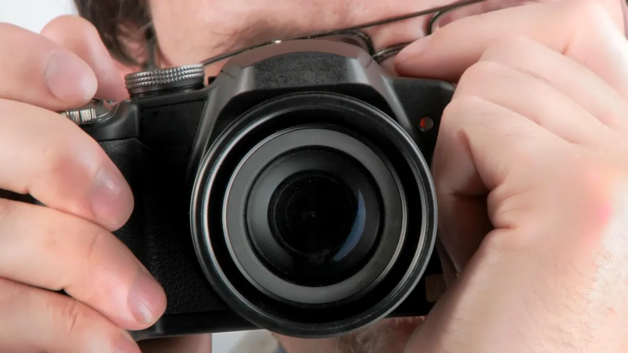 Fotograf din Iași, în vârstă de 60 de ani, ARESTAT pentru agresiune sexuală şi viol. Bărbatul a fost reclamat de patru tinere racolate pe internet