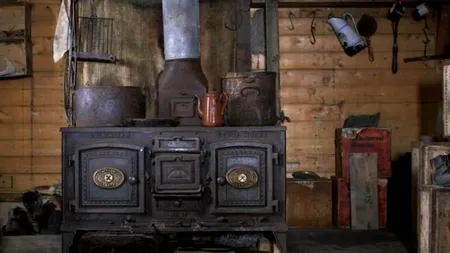 Cum arată astăzi cabanele de lemn ale exploratorilor celui mai rece loc de pe Pământ. GALERIE FOTO