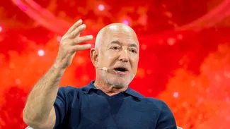 Jeff Bezos preconizează că AI va duce la crearea mai multor locuri de muncă decât la dispariția lor