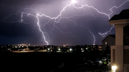 ALERTĂ. COD ROȘU de furtuni în România în următoarele ore. Vezi zonele vizate!