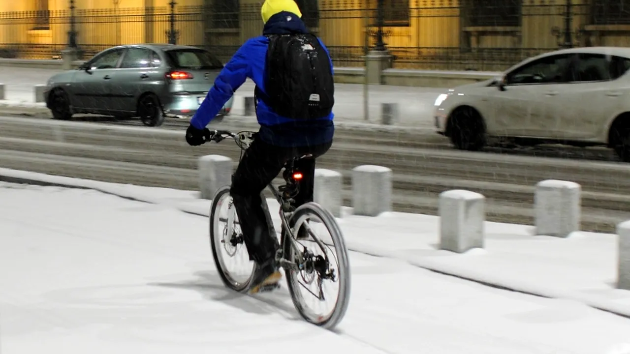 Un tânăr mergea cu bicicleta pe trotuar, când a fost oprit de polițiști. Ce au scris oamenii legii în procesul verbal