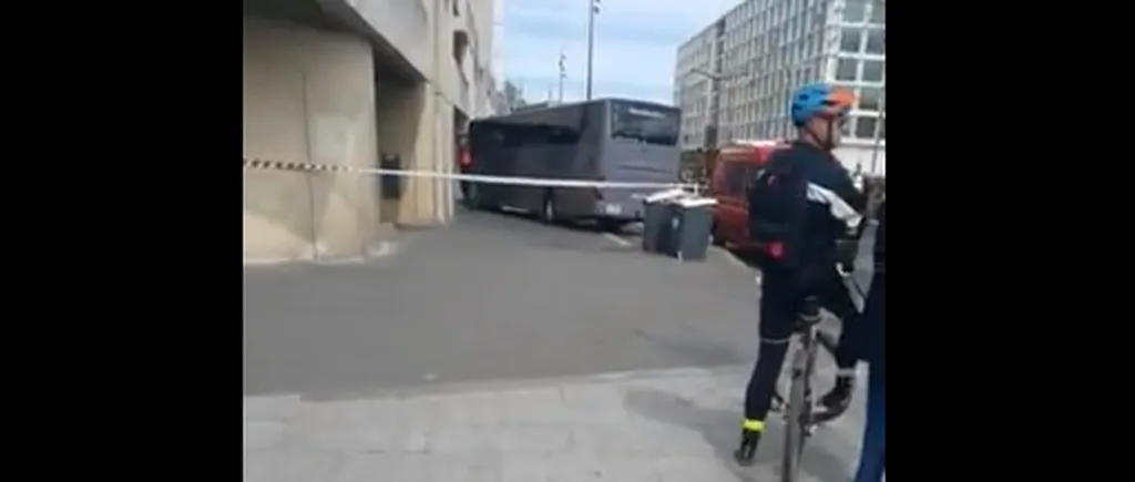 VIDEO | Accident grav în Paris. Șoferul unui autobuz plin cu credincioși a intrat în plin într-o clădire