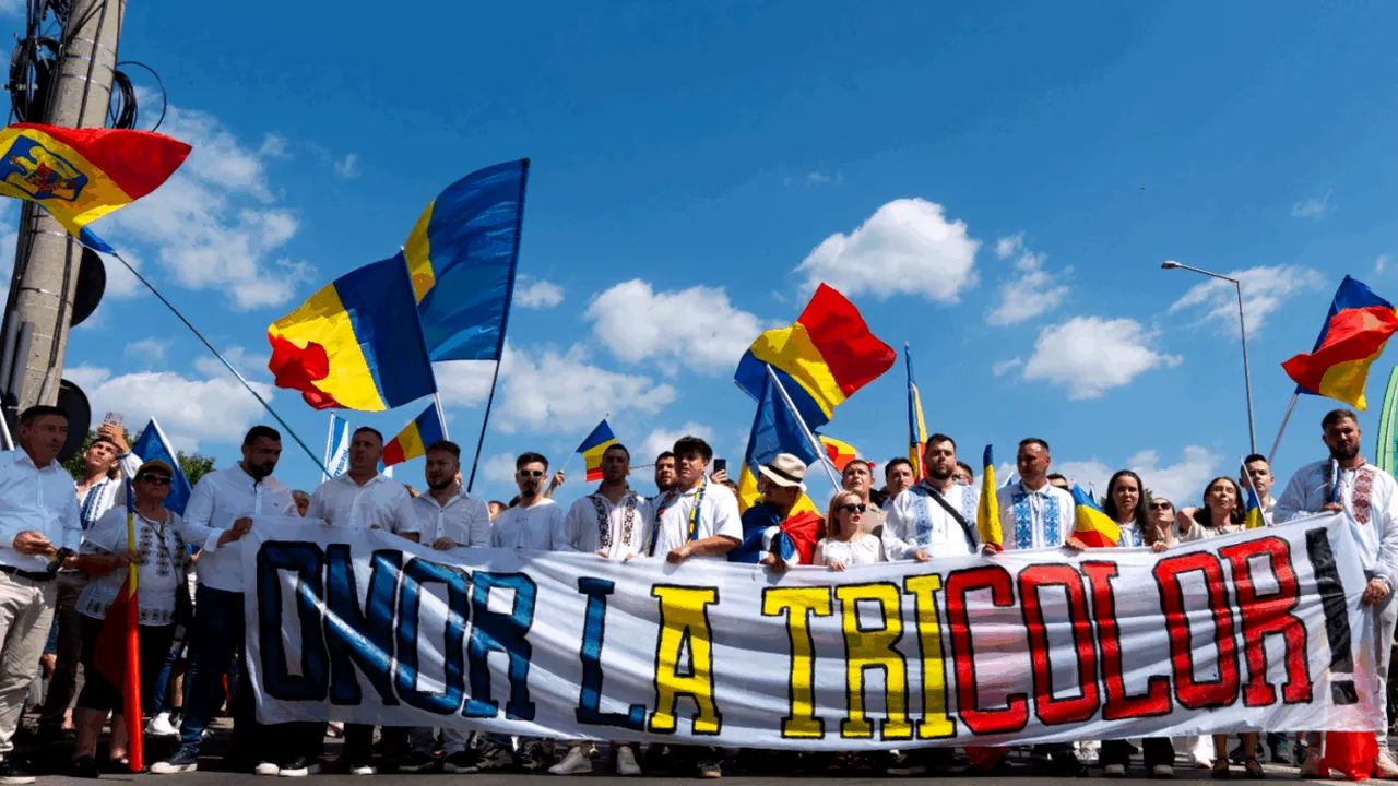 Peste 2.000 de români au sărbătorit Ziua Tricolorului la tradiționalul Marș al Tricolorului organizat de AUR la Târgu Mureș