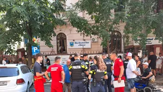 „Războiul merdenelelor” a escaladat. Bătaie cu spray cu piper la coada de la patiseria din Amzei. Au intervenit Poliția și Salvarea