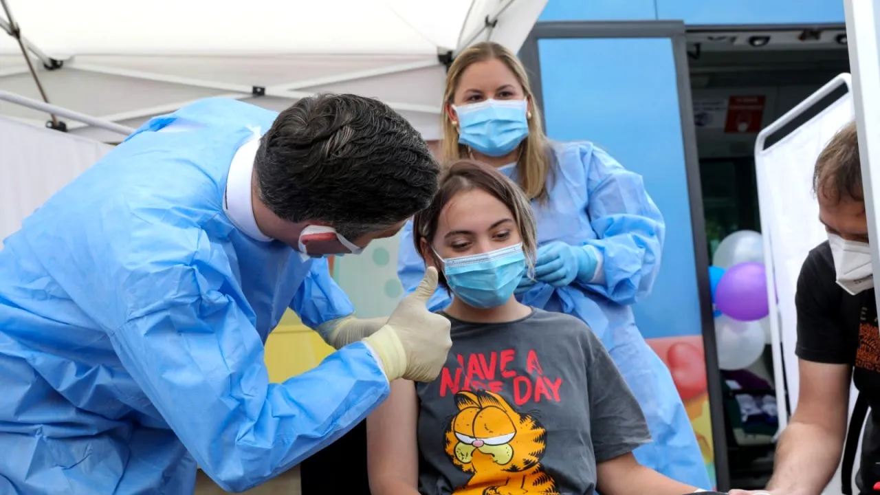 Restricții severe în New York: Copiii de peste 5 ani trebuie să facă dovada vaccinării pentru a avea acces în restaurante, teatre și la activități sportive