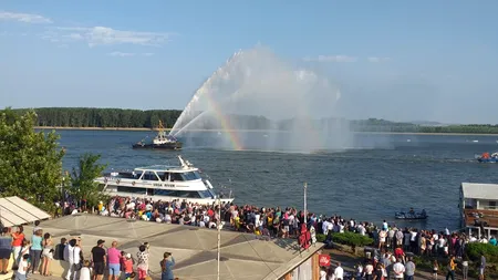 Paradă navală spectaculoasă la Galați, de Ziua Marinei. Navele militare au tras cu armele din dotare