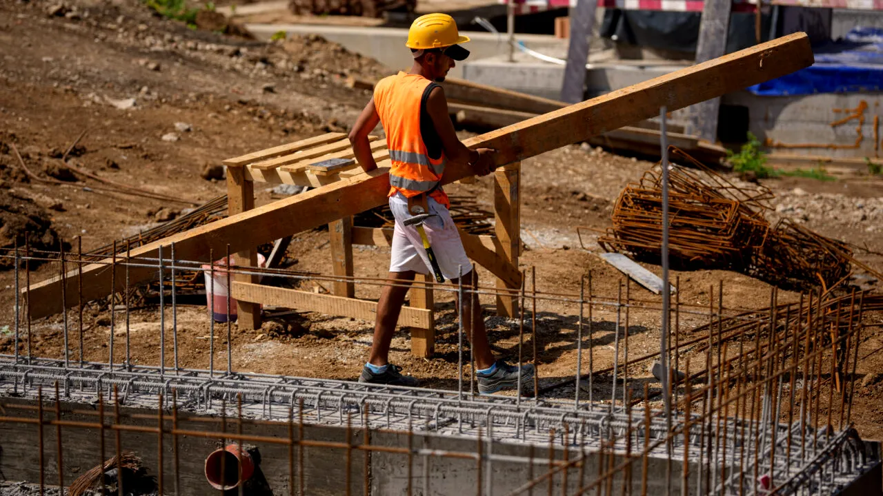 În ce stadiu al construcției se află o casă „la roșu”. Tot ce trebuie să știi despre această etapă a unei locuințe noi