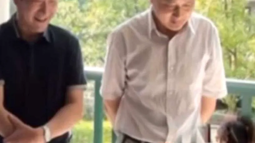FOTO: Detaliul din această imagine care l-a făcut de râs pe un politician chinez