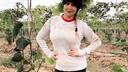 Maria a vrut să ajungă în SUA, dar s-a oprit în Spania. Și muncește „cu ziua”, la cules de portocale. Cât câștigă într-o zi de muncă