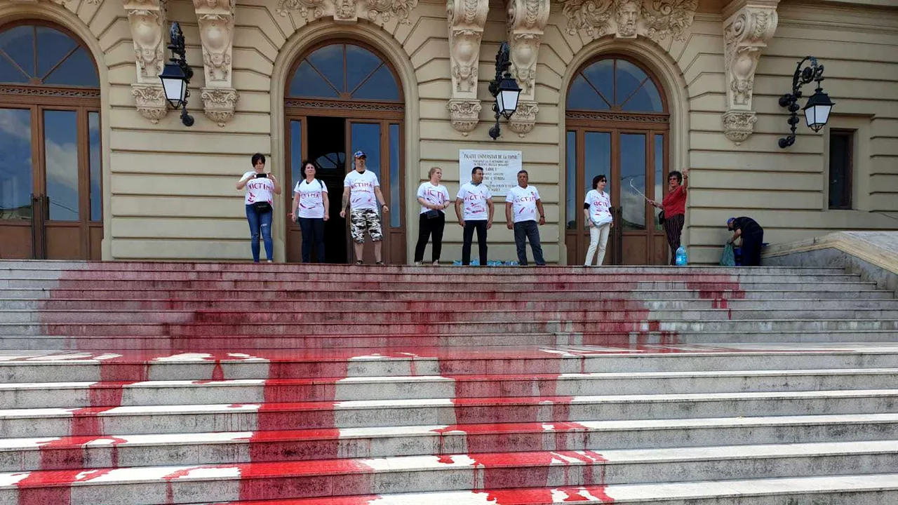 Protest față de rectorul Tudorel Toader. Scările Universității din Iași, vopsite în roșu: „Sângele victimelor recursului compensatoriu e în mâinile lui