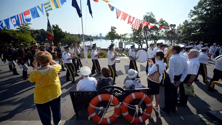Zeci de nave și ambarcațiuni militare își așteaptă azi vizitatorii în mai multe porturi