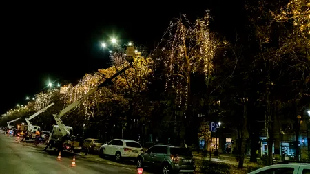 În București au fost montate primele luminițe pentru Crăciun. Nicuşor Dan: „Ne vom limita la ornamente pentru zona centrală a oraşului”