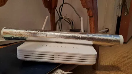 Cum poți să amplifici SEMNALUL WI-FI din casă, cu ajutorul foliei de aluminiu. Operațiunea e simplă, iar rezultatul uimitor