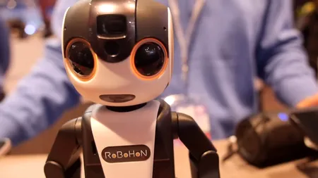 Robohon, telefonul robot a intrat în faza de producție. Când va aparea pe piață