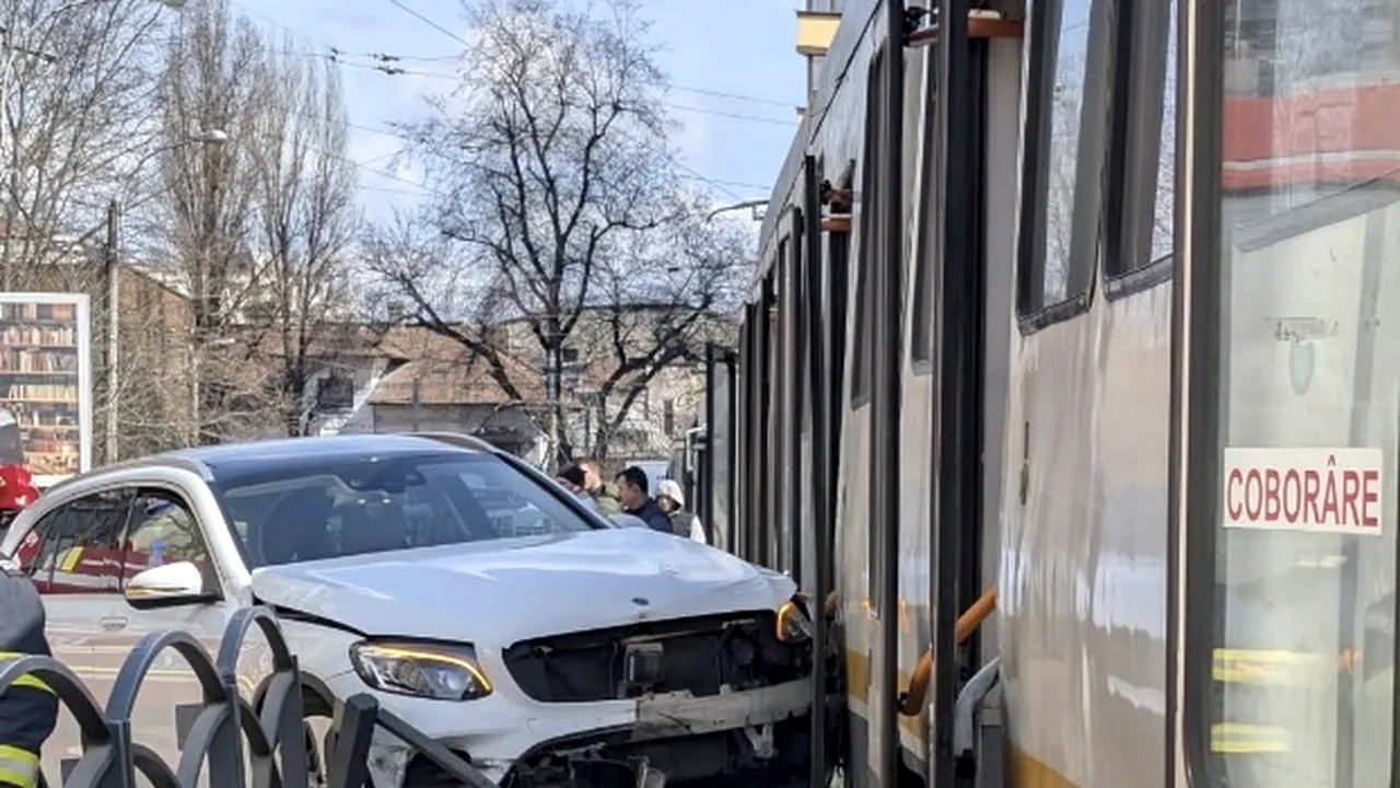 Accident teribil în București: Pietoni spulberați după un impact între un tramvai și o mașină