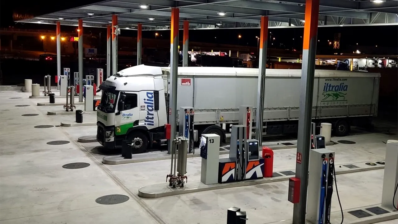 Ce a făcut un șofer de TIR, după ce a realizat că a alimentat cu benzină, în loc de motorină. Angajații stației au chemat imediat Poliția