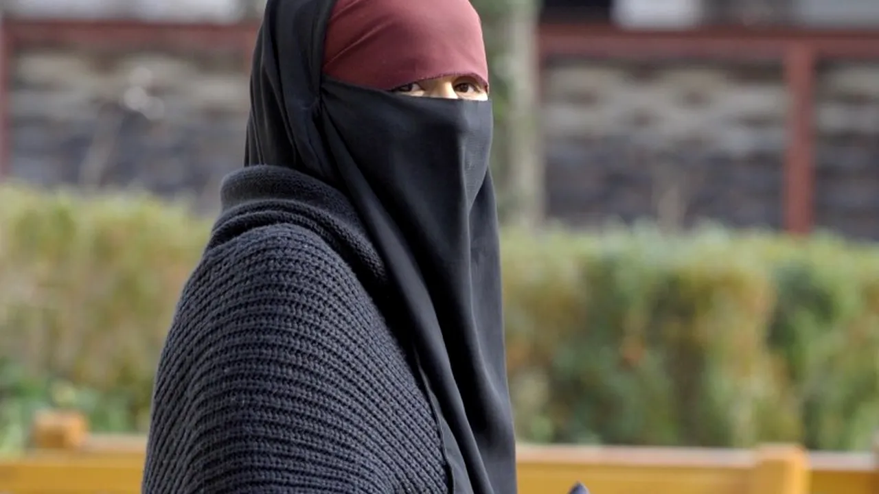 Motivul pentru care o femeie a purtat văl în public vreme de 19 ani