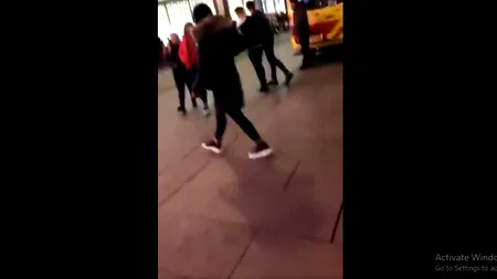 VIDEO Trei minori au fost înjunghiați în urma unui atac cu cuțitul care a avut loc în Haga / Autoritățile îl caută în continuare pe autor 