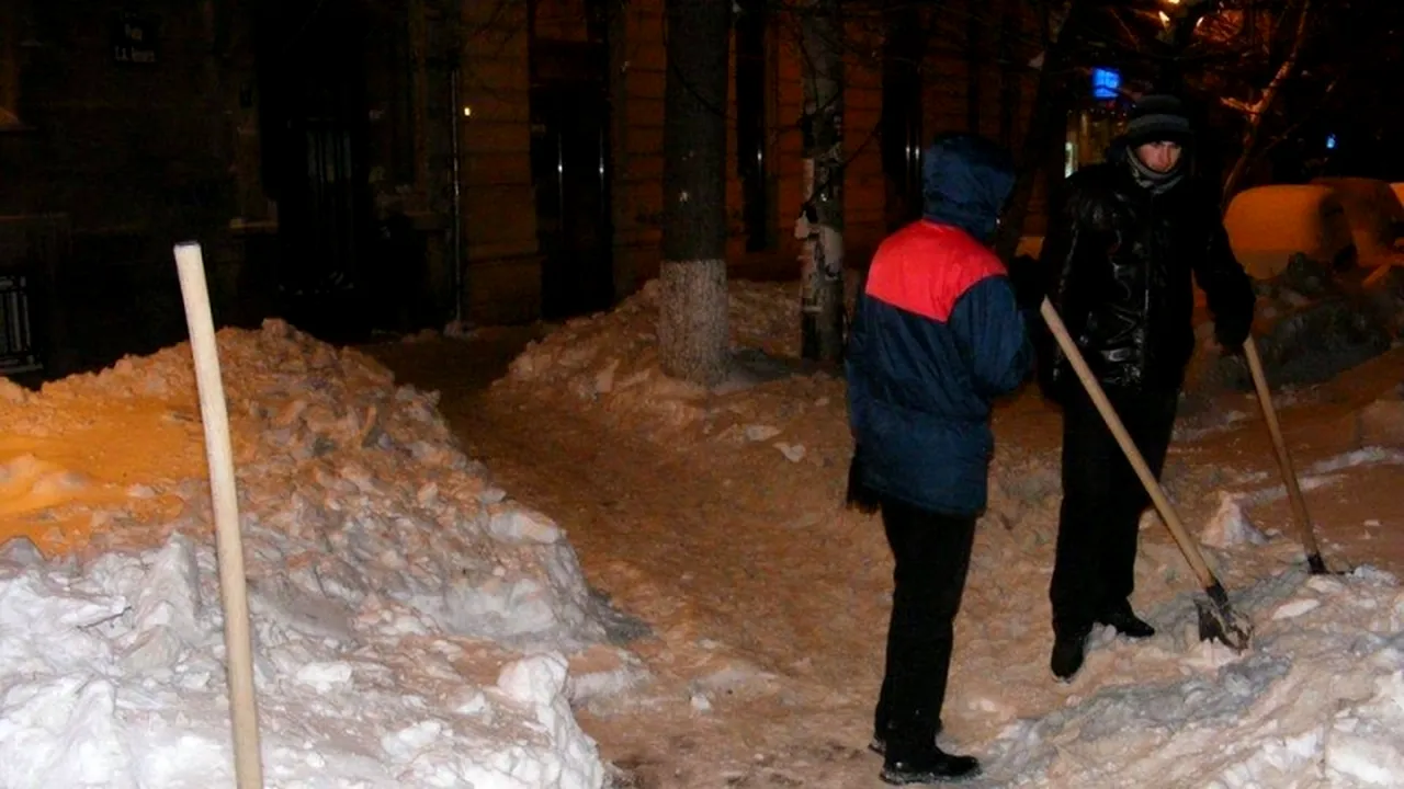Povestea studentului care deszăpezește voluntar Capitala: ''Ideea e admirată de mii de oameni; voluntarii sunt puțini''