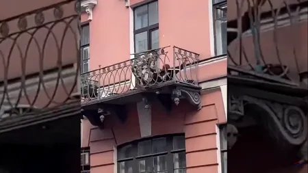 Video șocant. Momentul în care doi tineri cad de la balcon. Se băteau și s-a rupt balustrada