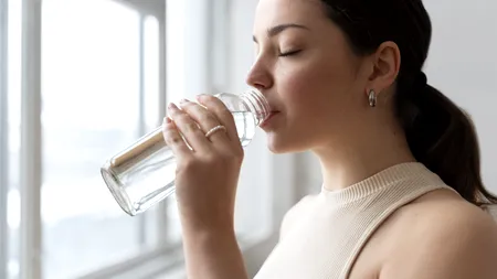 Greșeala pe care mulți o fac zilnic. De ce nu este bine să bei apă atunci când mănânci