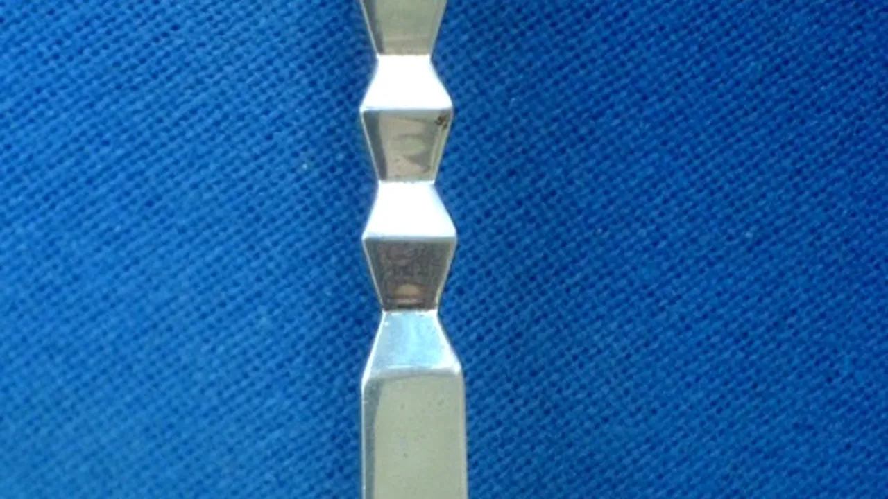 Fata Rimes a dat-o-n scoolptură