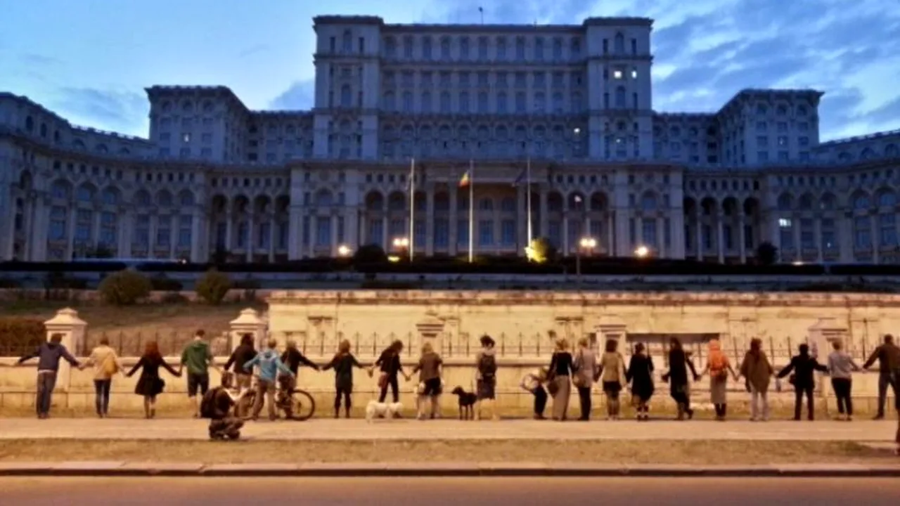 Roșia Montană. Protestatarii au făcut lanț uman în jurul Casei Poporului. Mutați în Piața Universității, au anunțat că nu vor merge la comisia din Parlament. FOTO