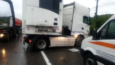Un băiat de 14 ani a murit, prins sub un autoturism care s-a ciocnit cu un TIR, pe DN2, în Iași
