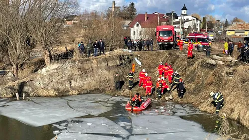 Doi oameni au murit după ce au căzut cu maşina într-un lac din Suceava