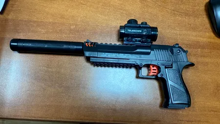 Un copil a speriat șoferii din două sectoare, după ce a tras spre ei cu un pistol de jucărie. Părinții minorului au fost sancționați de polițiști
